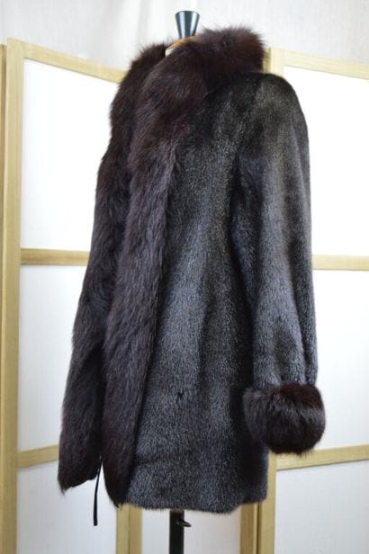 Manteau de fourrure en loutre et renard noir...