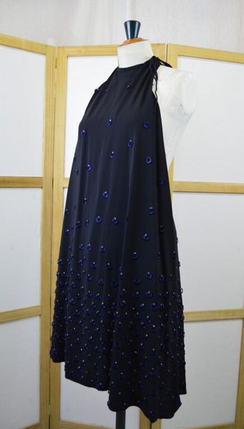 CHLOE. 

Robe dos nu en soie et crêpe noire,...