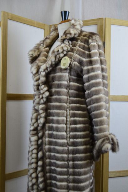 ZILLI

Manteau ¾ à bandes de vison crème...