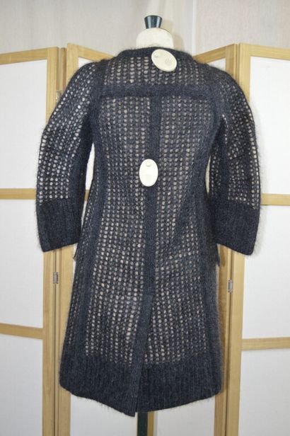 CELINE

Manteau en tricoté gris, le fond...