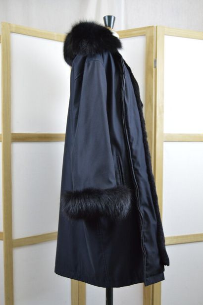 NINA RICCI

Pelisse noire avec col et emmanchure...