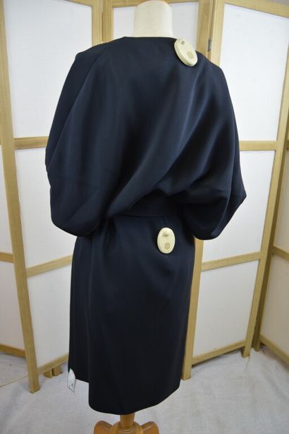 VALENTINO

Numéro 39864. 

Robe à manches...