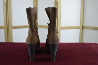 LOUIS VUITTON

Paire de bottines à lacets...