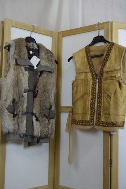 Lot de deux gilets sans manches en fourrure :

...