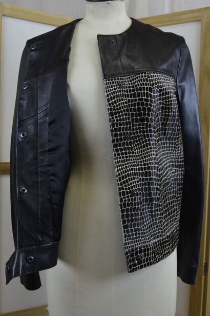 LONGCHAMP

Blouson court en cuir noir et...