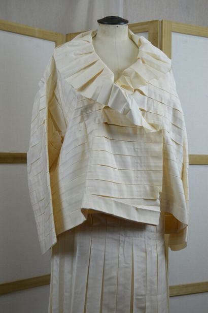ISSEY MIYAKE

Ensemble veste et jupe portefeuille...