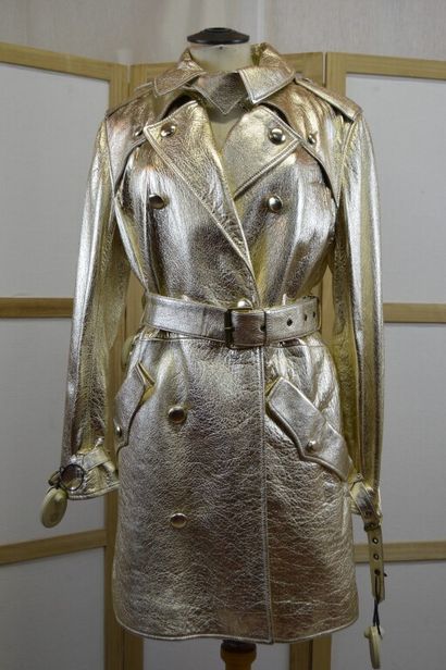 SAINT LAURENT, Paris. 

Trench en cuir doré....