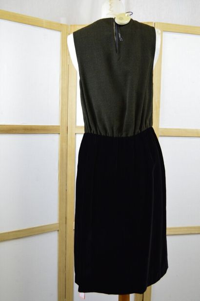 PRADA.

Robe droite sans manches bi-matière,...