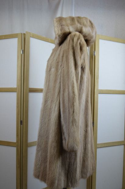 Manteau à capuche en fourrure en vison beige...