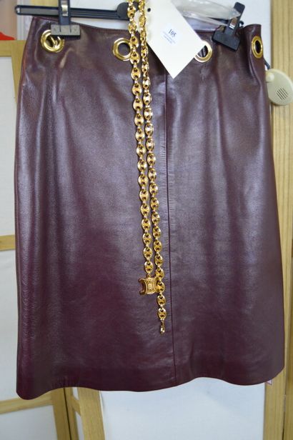 CELINE

Jupe droite en cuir prune avec oeillets.

On...