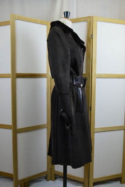 GEORGES RECH 

Manteau long cintré en peau...