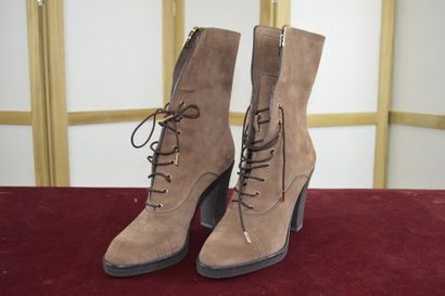 LOUIS VUITTON

Paire de bottines à lacets...