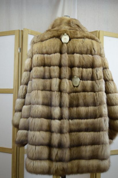 LISKA

Veste style capeline en fourrure zibeline...
