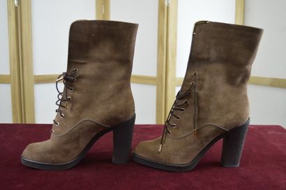 LOUIS VUITTON

Paire de bottines à lacets...
