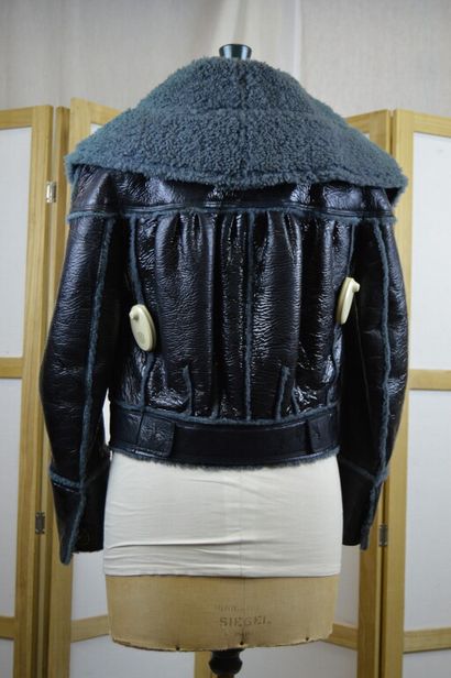 LOUIS VUITTON

Blouson en peau lainé en cuir...