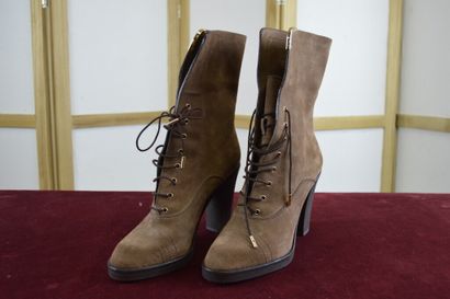 LOUIS VUITTON

Paire de bottines à lacets...