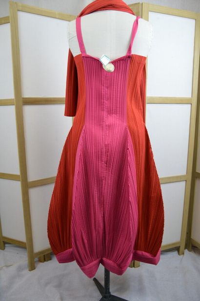 
ISSEY MIYAKE




Robe plissée dit PLEATS...