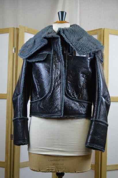 LOUIS VUITTON

Blouson en peau lainé en cuir...