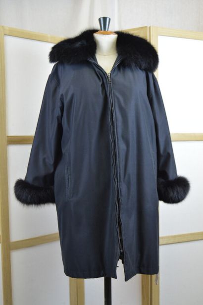 NINA RICCI

Pelisse noire avec col et emmanchure...