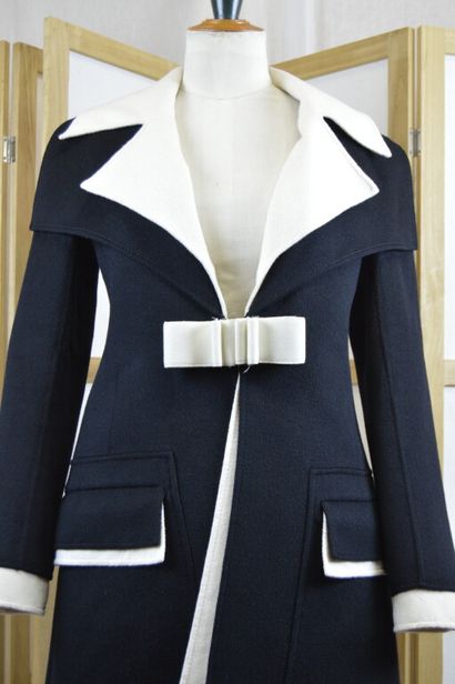 VALENTINO

Manteau en lainage noir et blanc...