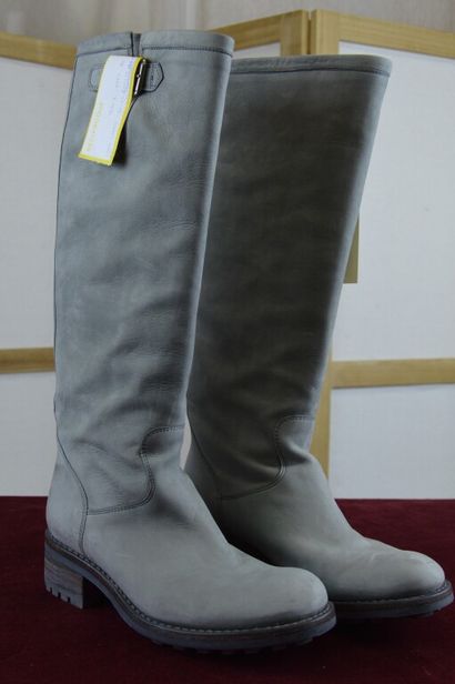 FREE LANCE 

Paire de bottes en cuir gris...