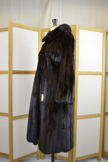 Manteau long en vison foncé. 

Taille 38