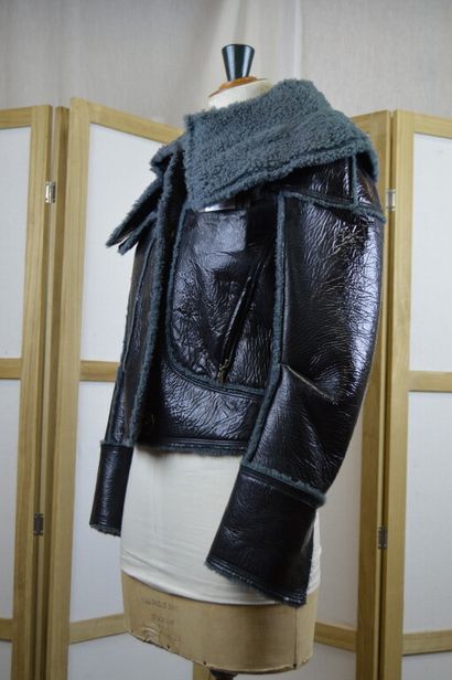 LOUIS VUITTON

Blouson en peau lainé en cuir...