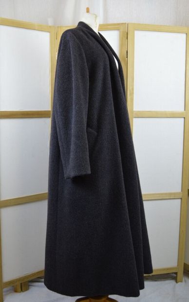 HERMES, Paris. 

Manteau châle long en lainage...