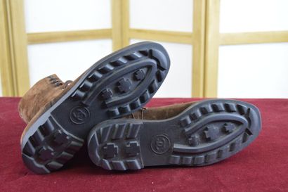 
CHANEL




Paire de bottines en daim chocolat...