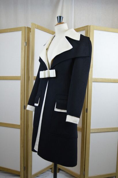 VALENTINO

Manteau en lainage noir et blanc...