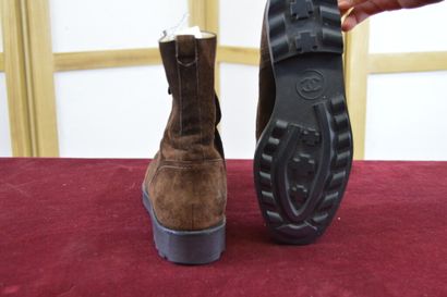 
CHANEL




Paire de bottines en daim chocolat...