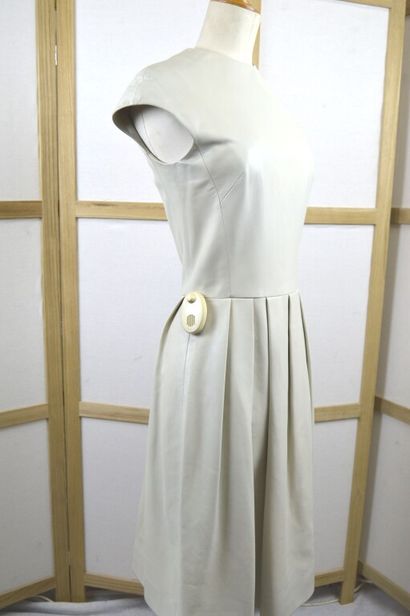 
CHRISTIAN DIOR PARIS




Robe manches courtes...