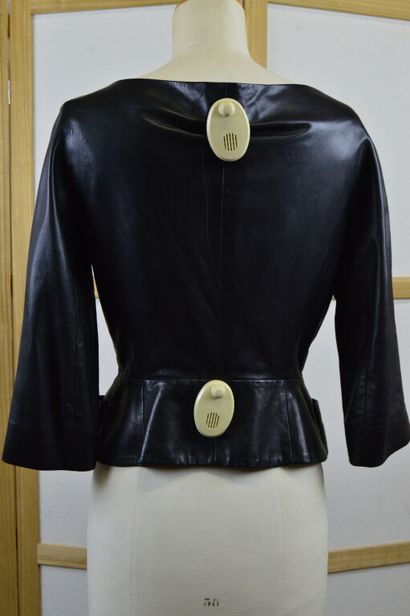 CHRISTIAN DIOR

Veste courte en cuir noir...