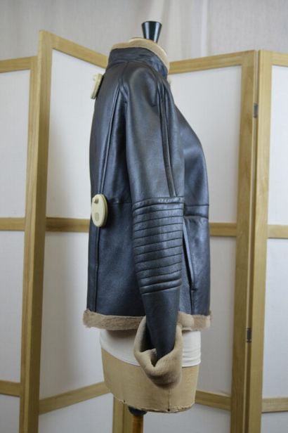 MARCO BALDASSI

Veste en peau lainée noire,...