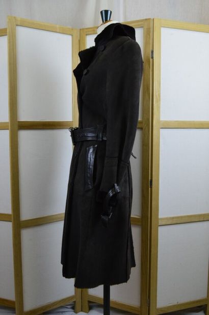 GEORGES RECH 

Manteau long cintré en peau...