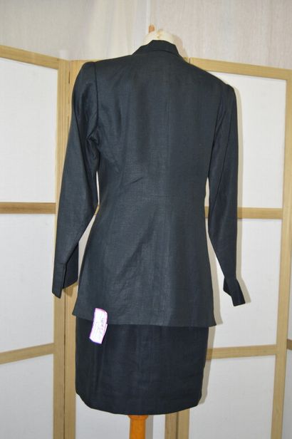 HERMES, Paris. 

Tailleur veste et jupe en...