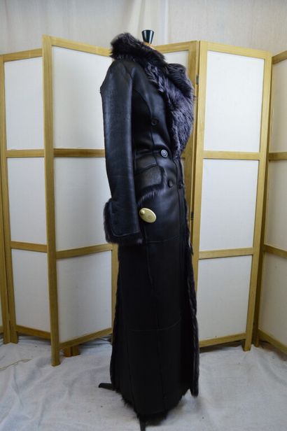 GUCCI

Manteau long en peau lainé noir. 

Taille...