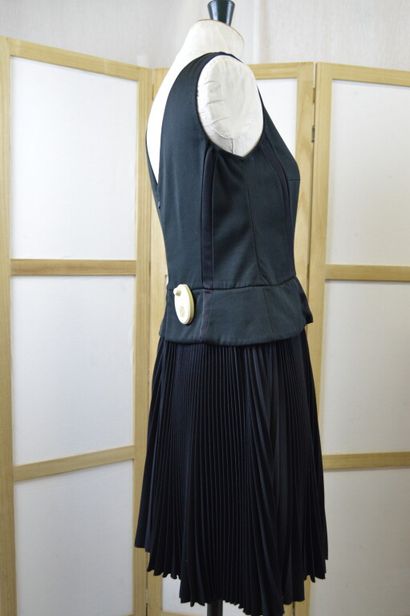 PRADA, Milano. 

Robe à basque sans manches,...