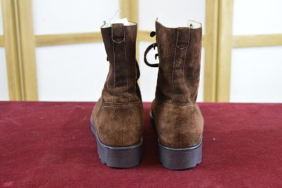 
CHANEL




Paire de bottines en daim chocolat...