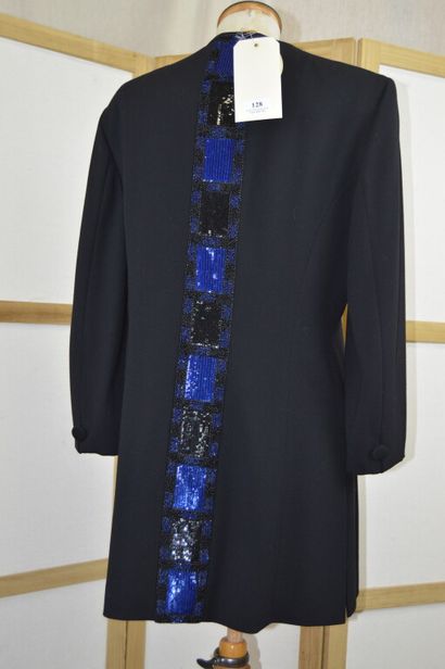 ESCADA COUTURE

Veste longue noire à manches...