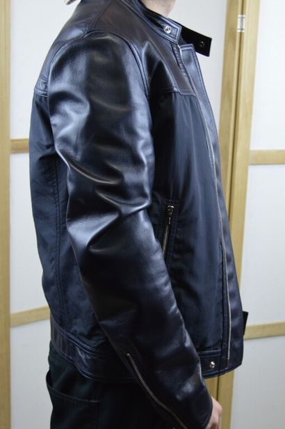 DIOR

Blouson d'homme en cuir d'agneau, toile...