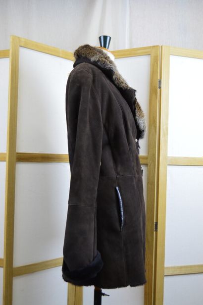 LAUREL

Manteau ¾ en peau lainée marron foncé,...