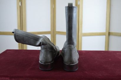 HERMES

Bottes courtes d'homme en cuir vieilli...