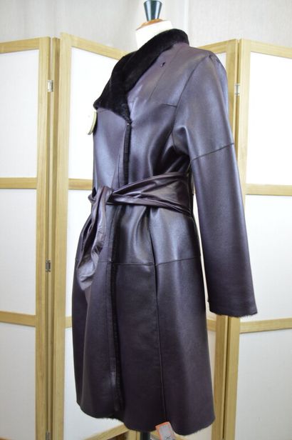 PAULE KA 

Manteau long en peau lainé aubergine...