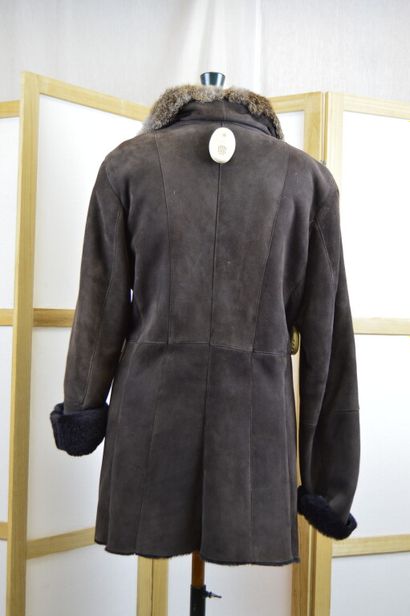 LAUREL

Manteau ¾ en peau lainée marron foncé,...