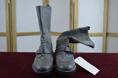 HERMES

Bottes courtes d'homme en cuir vieilli...