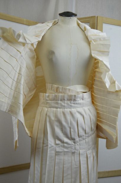 ISSEY MIYAKE

Ensemble veste et jupe portefeuille...