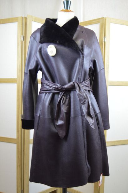 PAULE KA 

Manteau long en peau lainé aubergine...