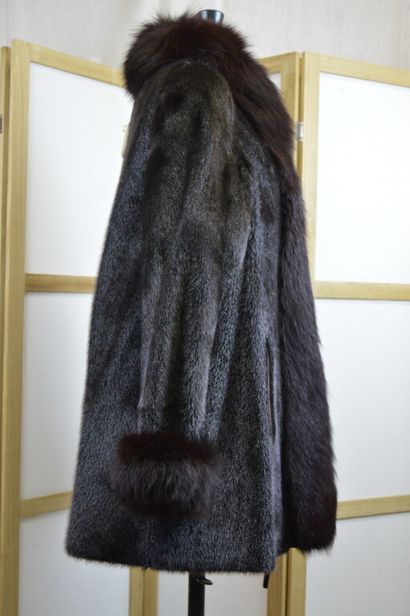 Manteau de fourrure en loutre et renard noir...