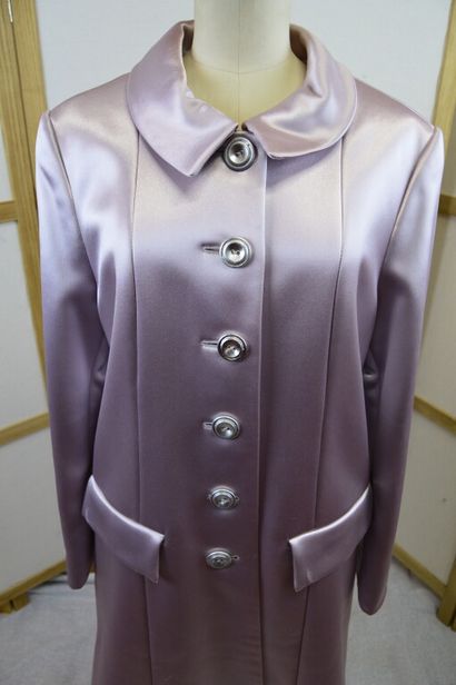 CHLOE.

Manteau long de cérémonie en satin...